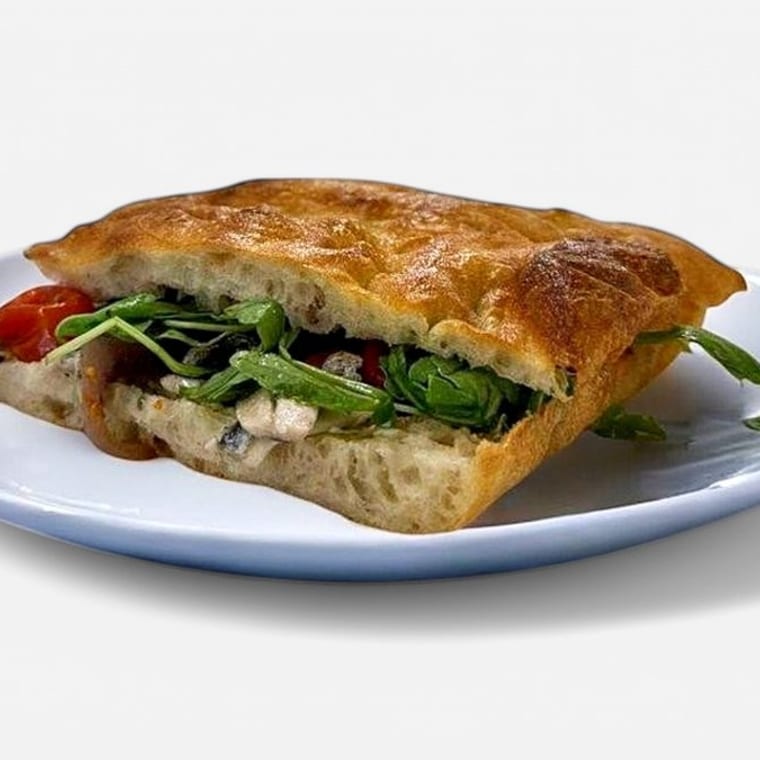 Sandwich Paninaro na focacci s rikulom i rajčicom