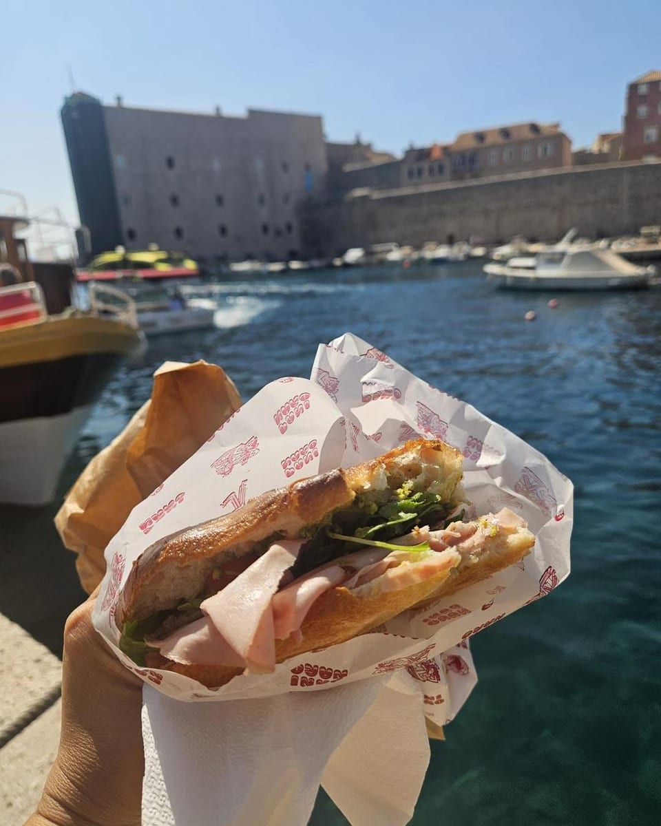 Paninaro panini u papiru, ispred dubrovačke gradske luke